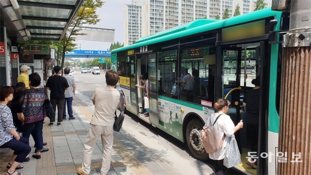 1일 경기 김포시의 한 버스 정류장에서 시민들이 버스를 기다리고 있다. 김포=박상준 기자 speakup@donga.com