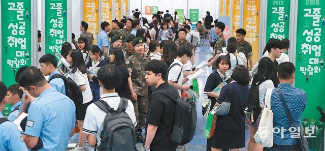 지난달 25일 서울 강남구 SETEC에서 열린 고졸 성공취업 대박람회에서 특성화고 학생들이 기업 부스를 둘러보고 있다. 
특성화고 취업률은 2017년 74.9%에서 지난해 65.1%로 급감했다. 김동주 기자 zoo@donga.com