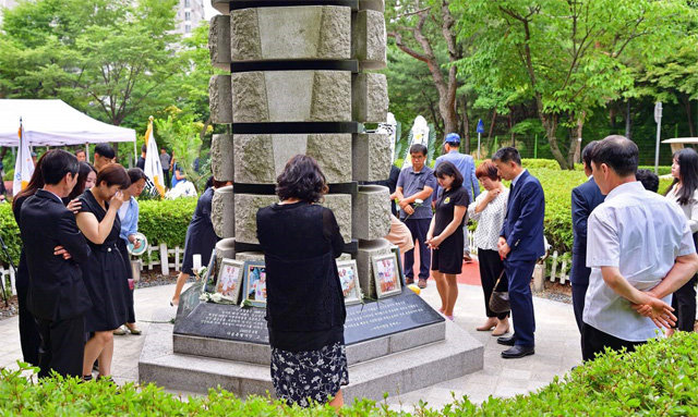 지난달 30일 서울 송파구에 있는 씨랜드 참사 추모비 앞에 모인 유족들. 송파구 제공