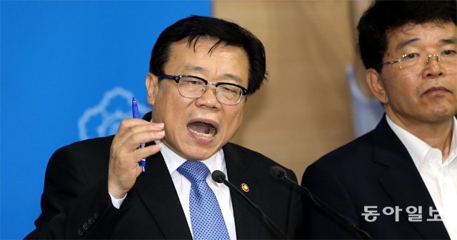 2014년 7월 18일 쌀 관세화 결정을 발표하고 있는 이동필 농식품부 장관. 동아일보DB