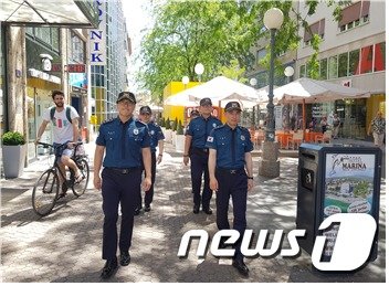 크로아티아에 파견된 한국 경찰관이 자그레브 시내를 시범순찰하고 있다. (경찰청 제공)© 뉴스1