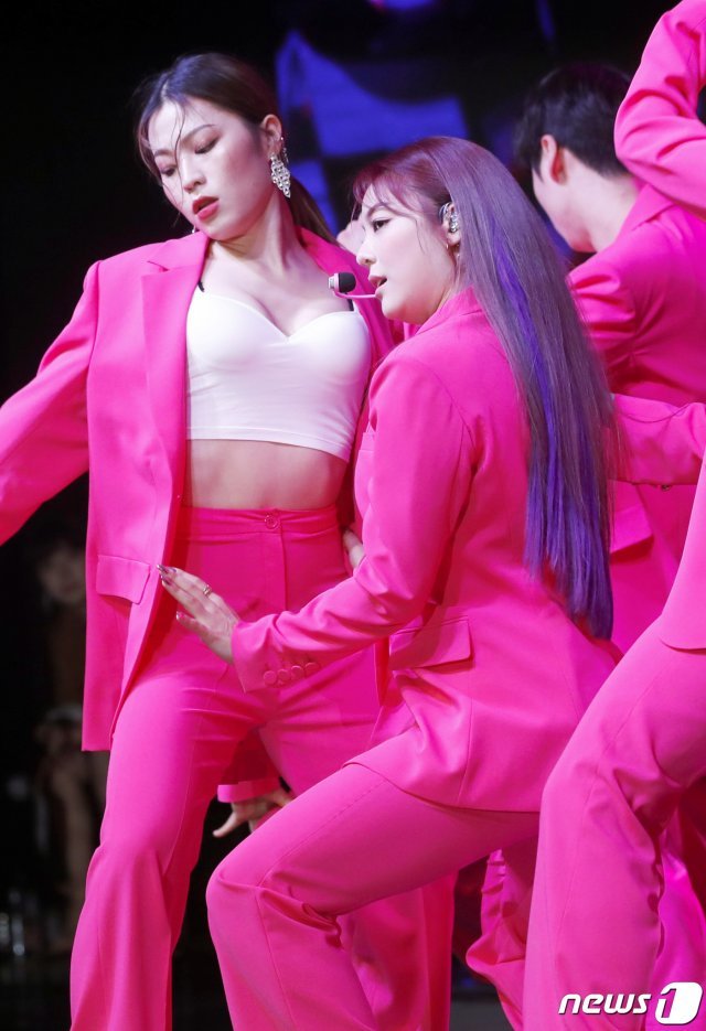 가수 에일리가 2일 오후 서울 일지아트홀에서 열린 두 번째 정규앨범 ‘버터플라이(butterFLY)’ 쇼케이스에 참석해 신곡을 선보이고 있다. 2019.7.2/뉴스1 © News1