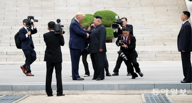 도널드 트럼프 미국 대통령이 지난달 30일 판문점에서 김정은 북한 국무위원장과 만나 인사한 뒤 군사분계선을 넘어 북측지역에서 악수를 하고 있다. 청와대사진기자단=박영대 기자 sannae@donga.com