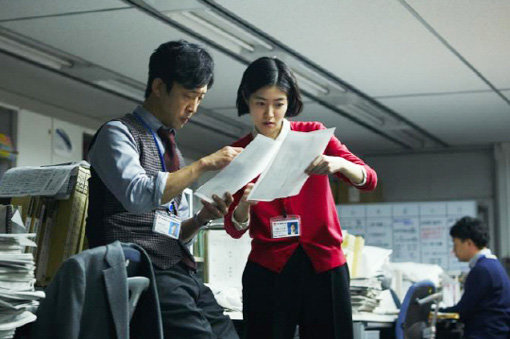 연기자 심은경(오른쪽)이 영화 ‘신문기자’를 통해 일본 스크린에 데뷔했다. 사진은 영화의 한 장면. 사진출처｜영화 공식 사이트