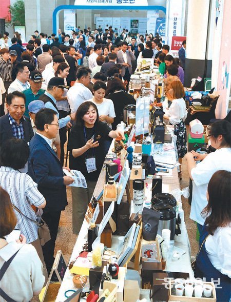 2일 부산 연제구 부산시청 1층 로비에서 열린 ’제1회 사회적 경제 소싱박람회’에 많은 시민이 몰려 사회적 기업이 만든 제품을 살펴보고 있다. 박경모 기자 momo@donga.com