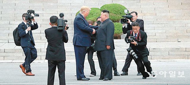 도널드 트럼프 미국 대통령이 지난달 30일 판문점에서 김정은 북한 국무위원장과 만나 인사한 뒤 군사분계선을 넘어 북측 지역에서 악수를 하고 있다. 판문점=박영대 기자 sannae@donga.com