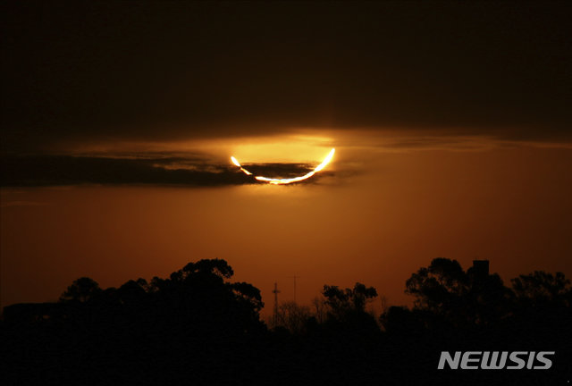 2일(현지시간) 아르헨티나 부에노스아이레스 상공에 달이 태양을 완전히 가리는 개기일식이 관측되고 있다. ﻿【부에노스아이레스=AP/뉴시스】