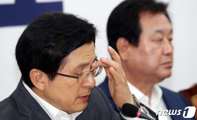 황교안 자유한국당 대표가 3일 서울 여의도 국회에서 열린 최고위원-중진의원 연석회의에서 생각에 잠겨있다. 2019.7.3/뉴스1 © News1