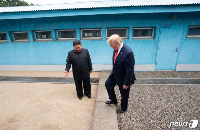 도널드 트럼프 미국 대통령이 지난달 30일 판문점에서 김정은 북한 국무위원장과 만난 뒤 미국 대통령으로서는 최초로 북한 땅을 밟았다. © 뉴스1