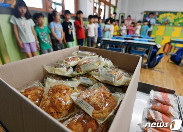 학교 비정규직 노동자들이 총파업에 들어간 3일 오후 서울의 한 초등학교에서 어린이들이 빵과 에너지바 등으로 마련된 대체 급식을 받고 있다.  2019.7.3 /뉴스1 © News1