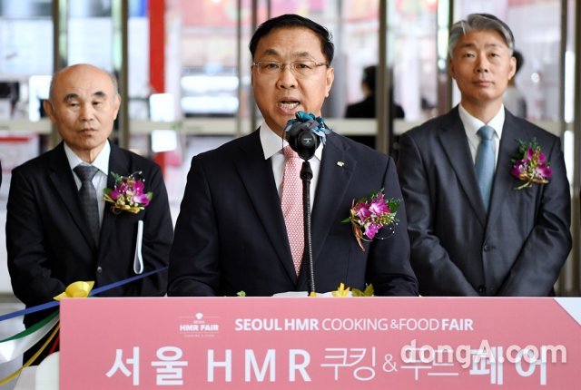 2019 서울 HMR 쿠킹&푸드페어 개막식에서 축사를 하는 신현곤 aT 식품수출이사