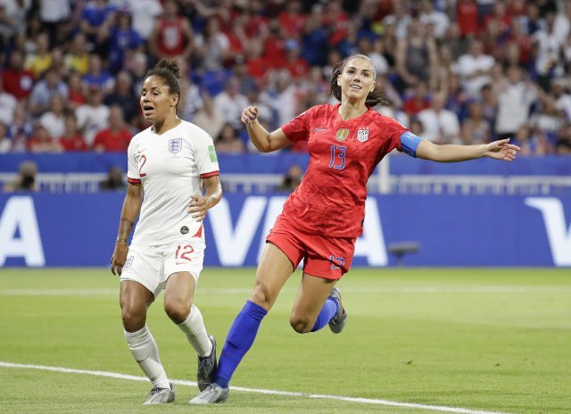 미국 여자축구대표팀의 앨릭스 모건(오른쪽)이 3일 열린 국제축구연맹(FIFA) 프랑스 여자월드컵 준결승에서 잉글랜드를 상대로 결승골을 넣은 뒤 기뻐하고 있다.
