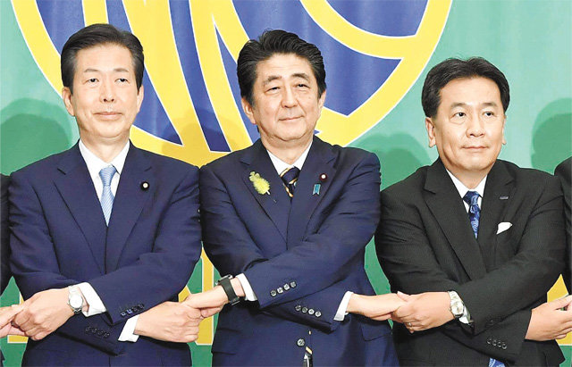 3일
 일본 도쿄에서 열린 일본기자클럽 주최 ‘당수공개토론회’에서 야마구치 나쓰오 공명당 대표, 아베 신조 일본 총리, 에다노 유키오 
입헌민주당 대표(왼쪽부터)가 손을 맞잡고 있다. 이 자리에서 아베 총리는 한국에 대한 반도체부품 수출 규제 조치에 대해 “약속을 
지키지 않는 국가에는 우대 조치를 할 수 없다”고 주장했다. 도쿄=AP 뉴시스