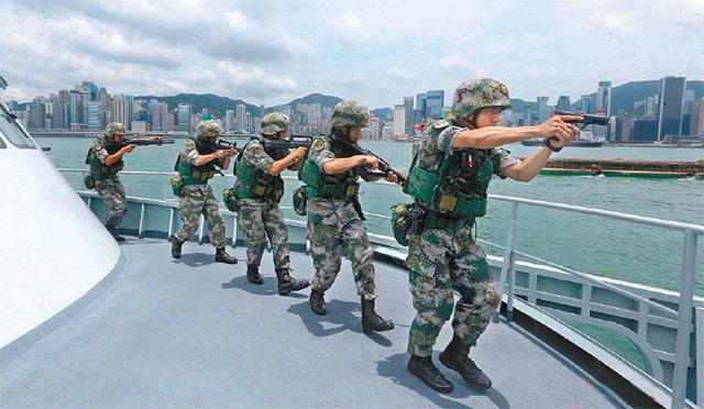 중국군, 섬뜩한 가상훈련 홍콩에 주둔 중인 중국의 무장 병력이 지난달 26일 홍콩섬 앞바다에서 벌어진 긴급 출동 상황을 가정한 훈련에서 홍콩 도심을 겨냥해 소총과 권총을 겨누고 있다. 사진 출처 중국 제팡군보 웨이보