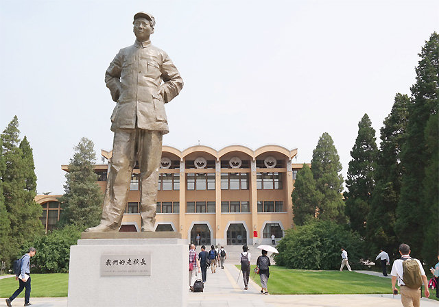 중앙당교 교정에는 ‘우리의 옛 교장’이라는 표지가 붙은 대형 마오쩌둥 동상이 세워져 있다
