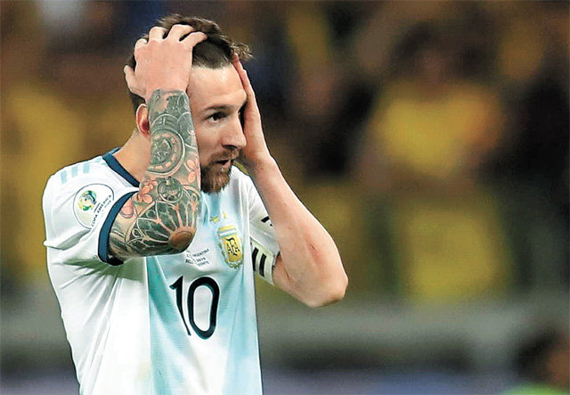 아르헨티나 축구대표팀의 리오넬 메시가 3일 브라질 벨루오리존치의 미네이랑 경기장에서 열린 브라질과의 2019 코파아메리카 준결승에서 머리를 감싸 쥐고 있다. 아르헨티나가 0-2로 패해 결승 진출이 좌절되면서 메시는 또다시 메이저 대회 우승에 실패했다. 벨루오리존치=AP 뉴시스