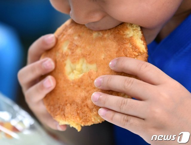 학교 비정규직 노동자들이 총파업에 들어간  지난 3일 오후 서울의 한 초등학교에서 어린이들이 빵과 에너지바 등으로 마련된 대체 급식을 먹고 있다. © News1DB