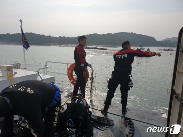 통영해양경찰이 지난 3일 경남 사천 앞 바다에서 친구들과 수영을 하다가 실종된 10대를 수색하고 있다.(통영해경 제공)2019.7.4.© 뉴스1