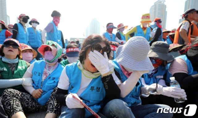 한국노총 한국도로공사 톨게이트노동조합 노조원들이 4일 오전 경기도 성남시 궁내동 경부고속도로 서울톨게이트를 기습 점거 후 해산하는 과정에서 눈물을 흘리고 있다.뉴스1