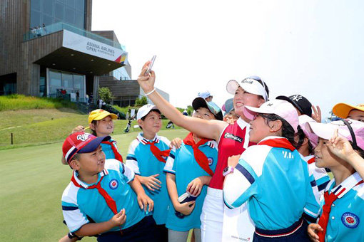 7월 3일 중국 산둥성 웨이하이 포인트 호텔&골프리조트에서 열린 ‘아시아나항공 오픈’의 사회공헌활동인 ‘아름다운버디’ 기부금 행사에 참가한 조아연 선수가 학생들과 셀카 사진을 찍고 있다.