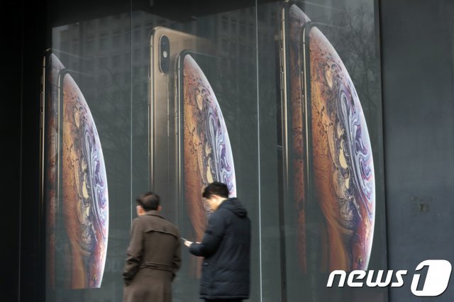 서울 시내의 한 휴대폰 매장에 아이폰 광고판이 보인다. 2019.1.4/뉴스1 © News1