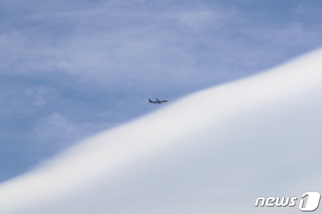 28일 오전 파란 대구 상공을 비행하는 항공기가 구름 속으로 진입하고 있다. 2019.5.28/뉴스1 © News1