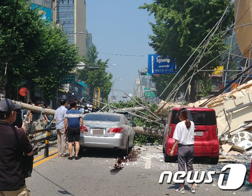 4일 서울 서초구 잠원동 신사역 부근에서 철거 중인 건물 외벽이 붕괴하는 사고가 발생했다. (RNX뉴스 제공) 2019.7.4/뉴스1