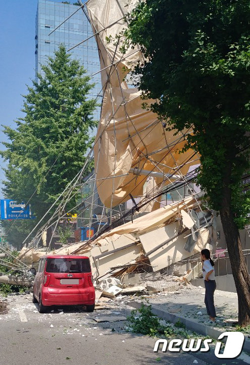 4일 서울 서초구 잠원동 신사역 부근에서 철거 중인 건물 외벽이 붕괴하는 사고가 발생했다. (RNX뉴스 제공) 2019.7.4/뉴스1