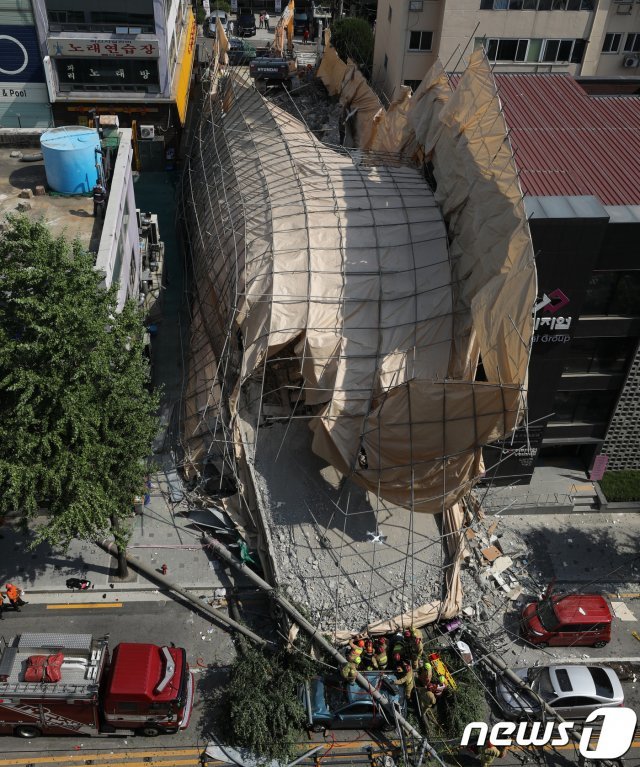 4일 오후 서울 서초구 신사역 인근의 5층 건물 외벽이 붕괴돼 소방대원들이 건물에 깔린 인명 구조작업을 하고 있다. 2019.7.4/뉴스1