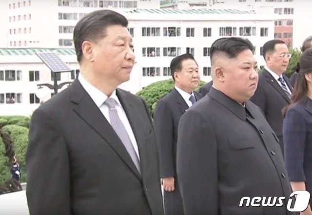 시진핑 중국 국가주석(왼쪽)이 자난달 21일 김정은 북한 국무위원장과 함께 평양 북·중 우의탑을 참배하고 있다.(CCTV 캡쳐) 2019.6.21/뉴스1