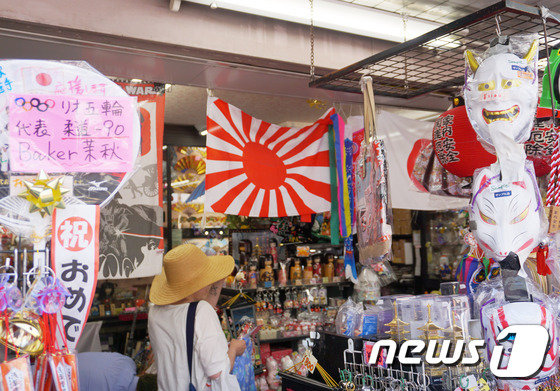 일본 도쿄의 주요 관광지에서 전범기(욱일기) 깃발이 판매되고 있다. 서경덕 교수 제공