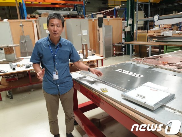 김태정 한양대 물리학과 교수가 지난 3일(현지시간) 프랑스 세시에 위치한 CERN에서 RPC에 대해 설명하고 있다.© 뉴스1