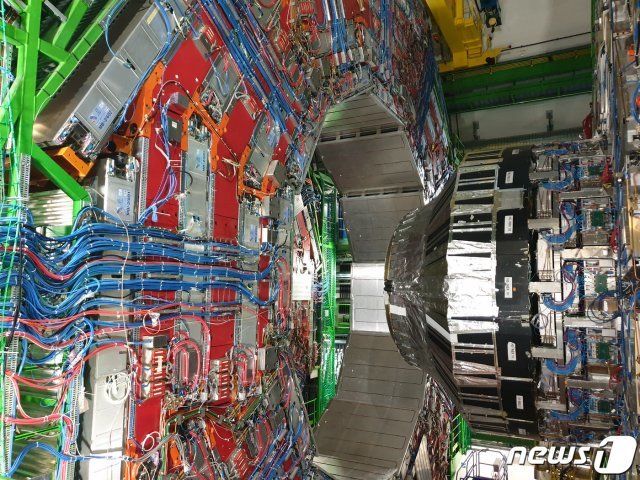 3일(현지시간) 프랑스 세시에 위치한 유럽핵입자물리연구소(CERN)의 뮤온 압축 솔레노이드(CMS)의 실물 모습. CMS는 거대한 파인애플 단면 조각 모습 같으며, 무게 1만4000t·지름 15m·길이 28.7m에 달하는 규모다. 2019.7.4/뉴스1 © News1