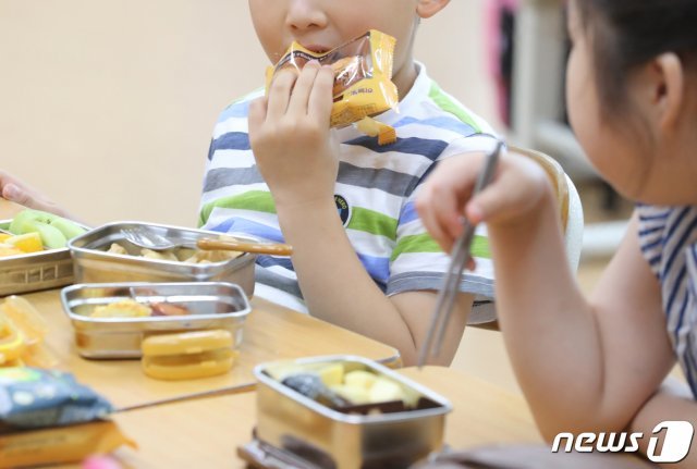 학교 비정규직 총파업 이틀째인 4일 제주시 한 초등학교에서 학생들이 도시락으로 점심 식사를 하고 있다.2019.7.4/뉴스1 © News1