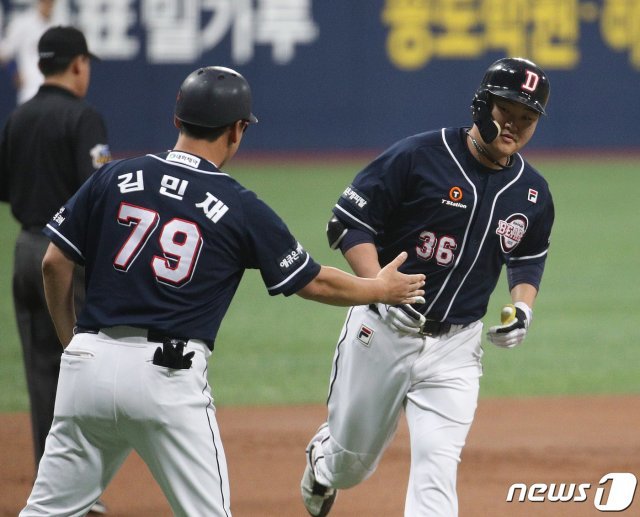 4일 오후 서울 구로구 고척스카이돔에서 열린 프로야구 2019 신한은행 마이카 KBO 리그 두산 베어스와 키움 히어로즈 경기 1회초 2사 1, 2루 상황 두산 오재일이 홈런을 친 후 베이스를 돌고 있다. 2019.7.4/뉴스1 © News1