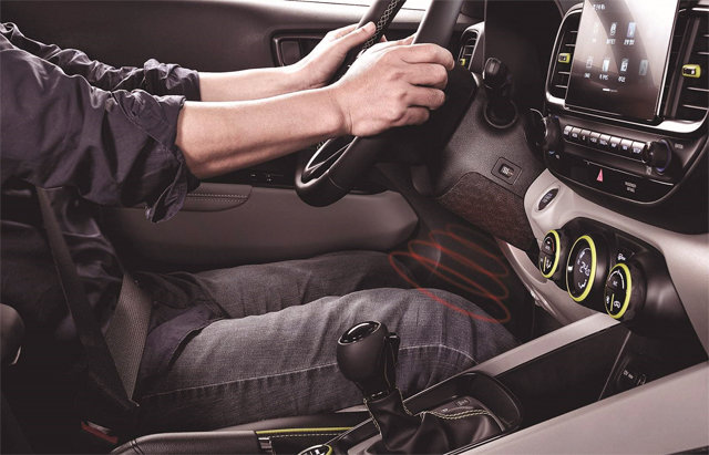 현대자동차가 출시하는 스포츠유틸리티차량(SUV) ‘베뉴’에는 적외선 복사열로 운전자의 허벅지와 무릎을 따뜻하게 하는 ‘적외선 무릎 워머’ 기능이 적용된다. 현대자동차 제공