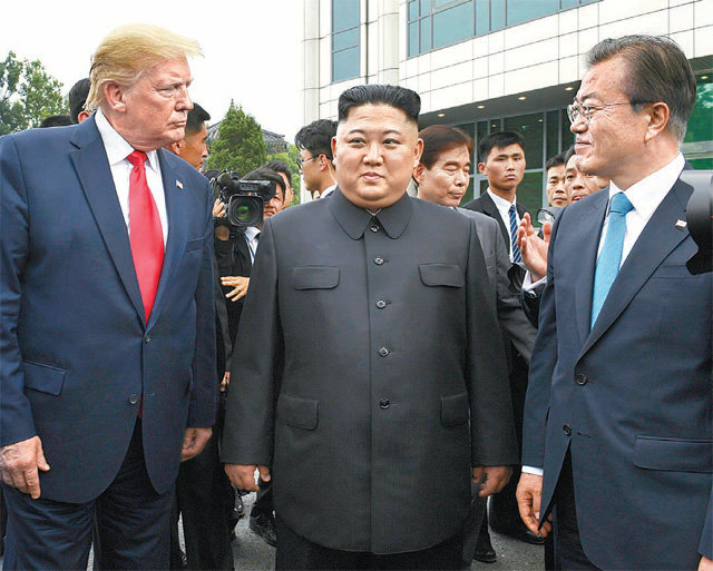 지난달 30일 판문점에서 열린 제3차 북-미 정상회담이 끝난 뒤 문재인 대통령(오른쪽), 김정은 북한 국무위원장(가운데), 도널드 트럼프 미국 대통령(왼쪽)이 회담이 열린 자유의 집 앞에서 만나 함께 서 있다. 판문점=AP 뉴시스