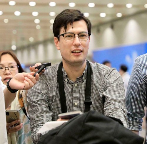 북한에서 한 주 이상 구금됐다 풀려난 호주인 앨릭 시글리 씨가 4일 오전 중국 베이징 공항에 도착해 취재진의 질문에 답하고 있다. 구금 이유는 밝혀지지 않았다. 베이징=AP 뉴시스