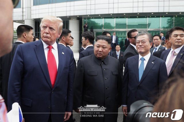 문재인 대통령과 도널드 트럼프 미국 대통령이 지난달 30일 판문점을 방문해 김정은 북한 국무위원장을 만나고 있다.