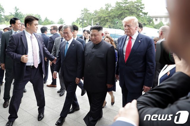 문재인 대통령과 도널드 트럼프 미국 대통령이 지난달 30일 판문점에서 김정은 북한 국무위원장을 만나 회담장으로 입장하고 있다.