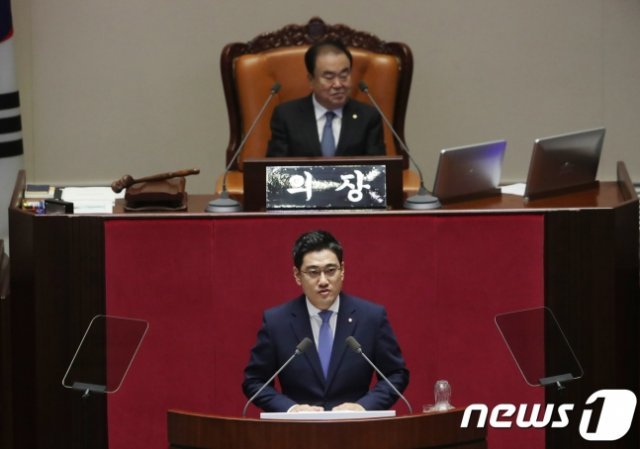 문희상 국회의장(위), 오신환 바른미래당 원내대표(아래). 사진=뉴스1