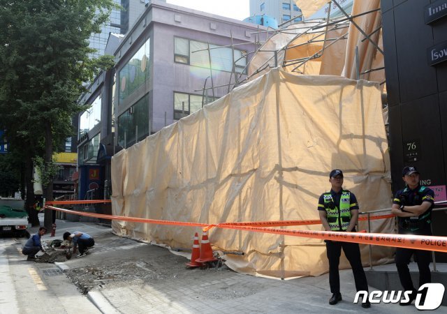 5일 오전 서울 서초구 잠원동 건물 붕괴사고 현장에서 관계자들이 안전모를 쓰지 않고 작업을 하고 있다. © News1