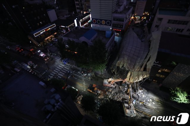4일 오후 서울 서초구 잠원동 건물 붕괴사고 현장에서 야간 수색 및 철거작업이 펼쳐지고 있다. 소방당국은 이날 사고로 매몰돼 있던 2명 중 1명은 구조했지만 1명은 사망했다. 2019.7.4/뉴스1 © News1