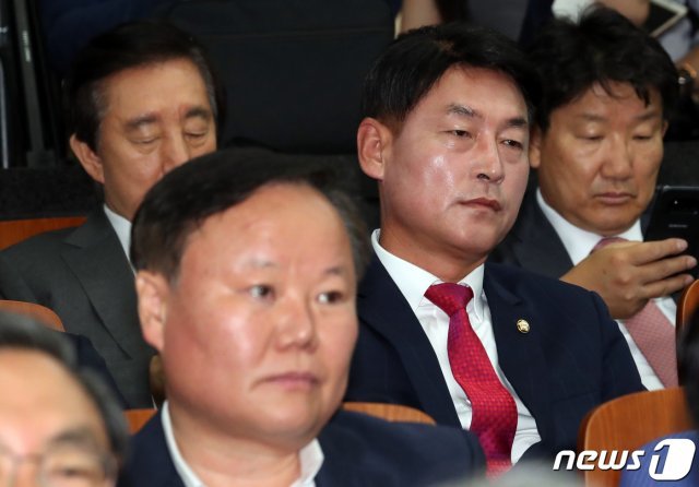 황영철(오른쪽 뒤)·김재원 자유한국당 의원. 2019.7.3/뉴스1 © News1