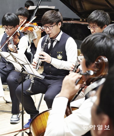 서울시내 자립형 사립고 학생들이 악기 연주를 하는 모습. 동아일보 DB