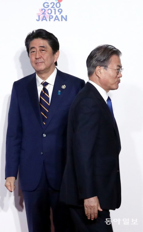 문재인 대통령(오), 아베 신조 일본 총리(왼). 사진=동아일보DB