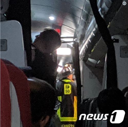 4일 밤 화재로 보스턴에 비상착륙한 버진애틀랜틱 여객기 안에 진입한 소방관의 모습. <출처=코리 태너 트위터>