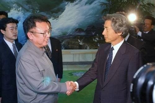 2002년 평양을 방문한 고이즈미 준이치로 당시 일본 총리(오른쪽)가 김정일 국방위원장과 악수하고 있다. 일본 총리의 방북은 이후 이뤄지지 않고 있다. 동아일보 DB