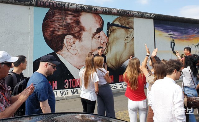 독일 베를린 장벽을 보존해 벽화를 그린 ‘이스트사이드갤러리’는 전 세계에서 베를린으로 찾아온 관광객들이 들르는 필수코스다. 이 중 가장 명물인 ‘형제의 키스’ 앞은 사진찍는 사람들로 북적인다. 베를린=주성하 기자 zsh75@donga.com