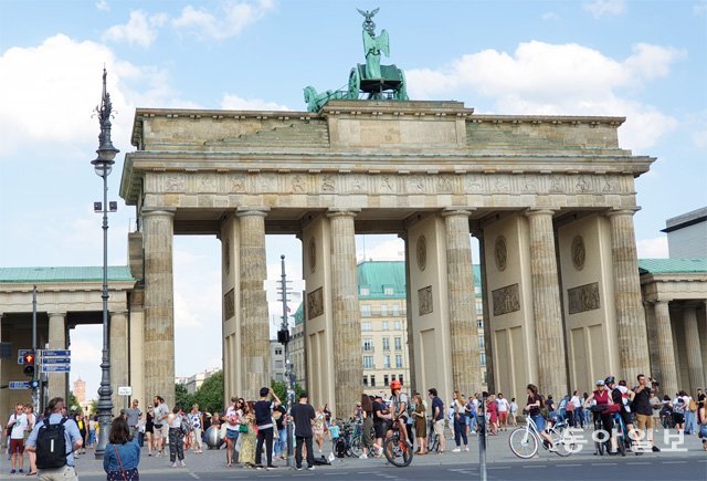 독일 베를린의 브란덴부르크문 앞이 관광객들로 붐비고 있다. 브란덴부르크문은 독일이 분단됐던 시절 동서독을
가르는 경계선이 됐다. 베를린=주성하 기자 zsh75@donga.com